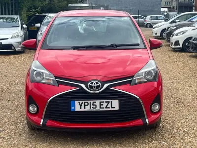 Używany Toyota Yaris 99 KM (72 kW) 2015 Czerwony Hatchback
