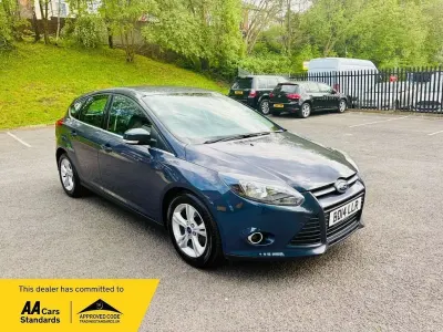 Usado Ford Focus Zetec 125 HP (91 kW) 2014 Cinzento Citadino