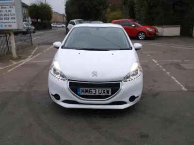 Used Peugeot 208 Access 82 HP (60 kW) 2014 White Hatchback