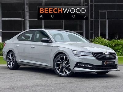 Usado Skoda Superb SportlinePlus 190 CV (139 kW) 2021 Gris Utilitario