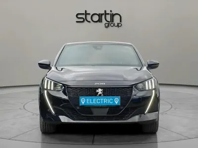 Usado Peugeot e-208 GT 98 kW (134 CV) 2022 Negro Utilitario