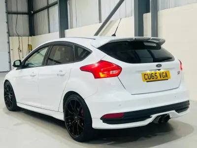 Used Ford Focus ST 185 HP (136 kW) 2015 White Hatchback