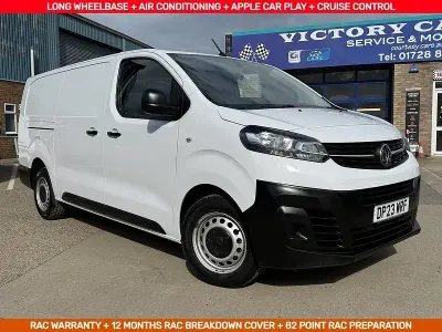 Second-hand Vauxhall Vivaro 100 CP (73 kW) 2023 Alb Monovolum