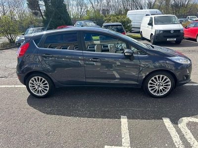 Usado Ford Fiesta Titanium 75 HP (55 kW) 2014 Cinzento Citadino