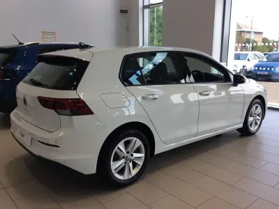 Begagnad VW Golf VII Life 150 HK (110 kW) 2021 Vit Halvkombi