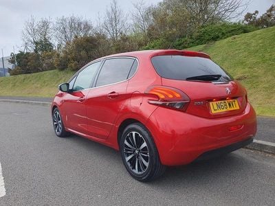 Used Peugeot 208 82 HP (60 kW) 2018 Red Hatchback