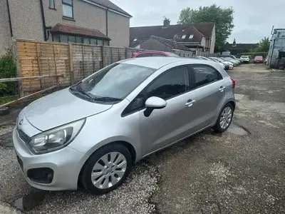 Usado Kia Rio 107 CV (78 kW) 2013 Plateado Utilitario