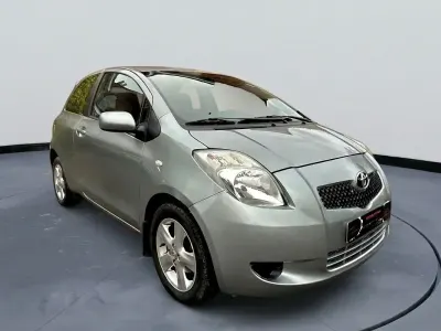 Begagnad Toyota Yaris T3 69 HK (50 kW) 2006 Silver Halvkombi