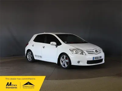 Used Toyota Auris SR 132 HP (97 kW) 2012 White Hatchback