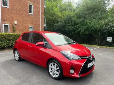 Used Toyota Yaris 100 HP (73 kW) 2016 Red Hatchback