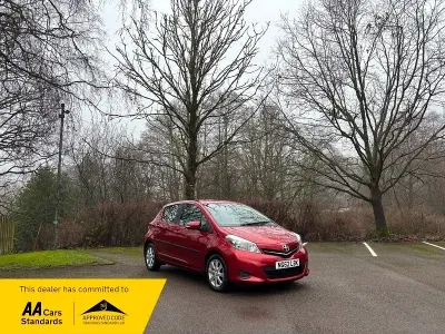 Używany Toyota Yaris 101 KM (74 kW) 2013 Czerwony Hatchback