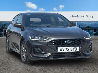 Begagnad Ford Focus ST-Line 2023 Grå Halvkombi