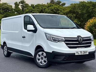 Solid glacier white New 2025 Renault Trafic MPV | £23,400 (Super price)