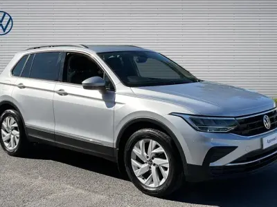 Używany VW Tiguan Life 150 KM (110 kW) 2021 Srebrny SUV