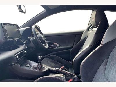 Used Toyota Yaris 261 HP (191 kW) 2021 White Hatchback