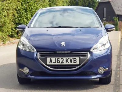 Used Peugeot 208 82 HP (60 kW) 2013 Velvet blue metallic Hatchback
