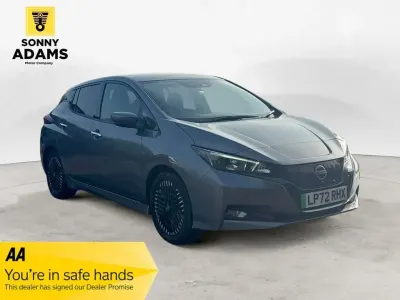 Begagnad Nissan Leaf N-Connecta 110 kW (150 HK) 2022 Grå Halvkombi
