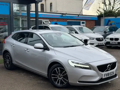 Käytetty Volvo V40 Momentum 122 HP (89 kW) 2018 Hopea Viistoperä