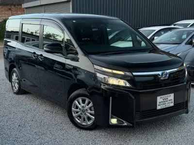 Begagnad Toyota Noah 2018 Svart Minibuss