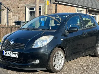 Begagnad Toyota Yaris SR 2008 Svart Halvkombi