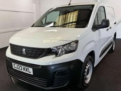 Begagnad Peugeot Partner Premium 2023 Vit Minibuss
