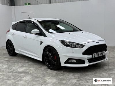 Used Ford Focus ST 250 HP (183 kW) 2016 White Hatchback