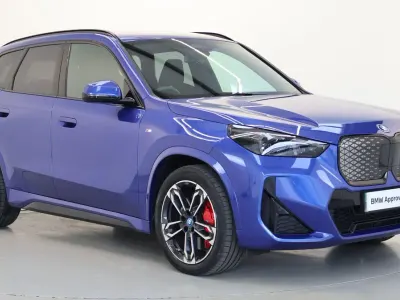 Begagnad BMW iX1 M Sport 150 kW (204 HK) 2025 Blå SUV