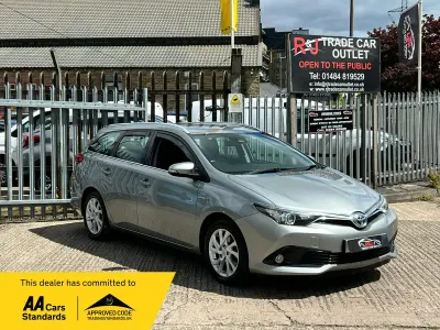 Używany Toyota Auris Hybrid Business Edition 2017 Szary Kombi