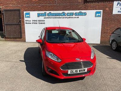 Usado Ford Fiesta Zetec 82 HP (60 kW) 2016 Vermelho Citadino