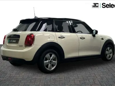 Begagnad Mini Cooper Classic 134 HK (98 kW) 2020 Vit Halvkombi