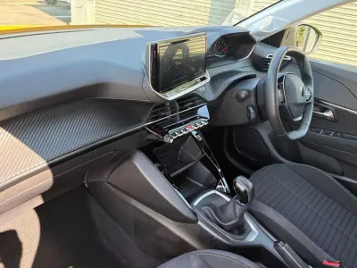 Used Peugeot 208 Active 74 HP (54 kW) 2024 Yellow Hatchback