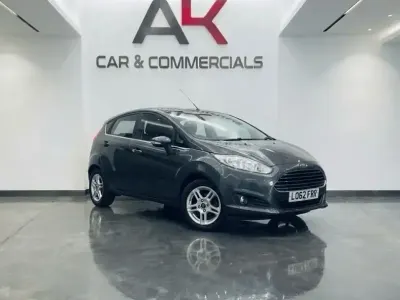 Usado Ford Fiesta Zetec 82 CV (60 kW) 2013 Gris Utilitario