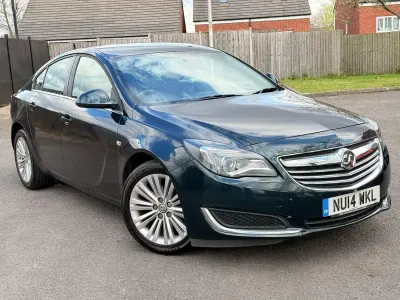 Begagnad Vauxhall Insignia 140 HK (102 kW) 2014 Grön Halvkombi