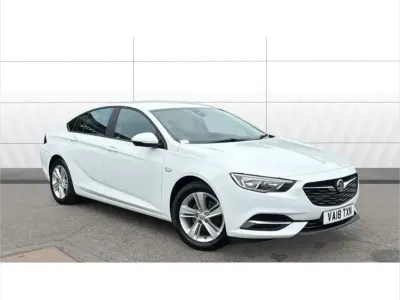 Used Vauxhall Insignia Design Edition 165 HP (121 kW) 2018 White Hatchback