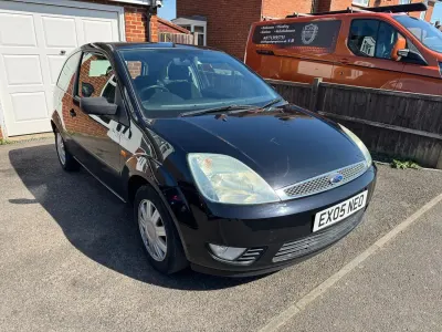 Begagnad Ford Fiesta Ghia 79 HK (58 kW) 2005 Svart Halvkombi