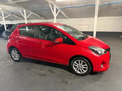 Used Toyota Yaris 99 HP (72 kW) 2015 Red Hatchback