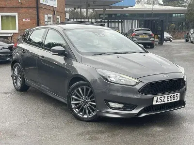 Usado Ford Focus ST-Line 125 CV (91 kW) 2017 Gris Utilitario