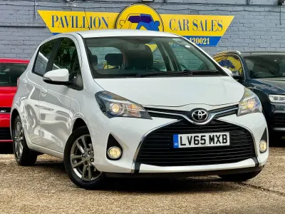 Used Toyota Yaris 99 HP (72 kW) 2015 White Hatchback