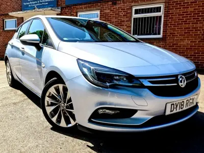 Usado Vauxhall Astra Design Edition 101 CV (74 kW) 2018 Plateado Utilitario