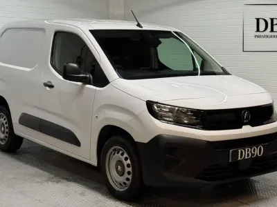 Usado Vauxhall Combo S 101 HP (74 kW) 2024 Branco Monovolume
