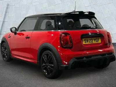 Begagnad Mini Cooper Hatch 134 HK (98 kW) 2022 Röd Halvkombi