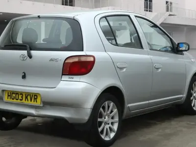 Używany Toyota Yaris 2003 Srebrny Hatchback