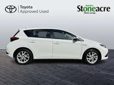 Used Toyota Auris Hybrid 134 HP (98 kW) 2017 White Hatchback