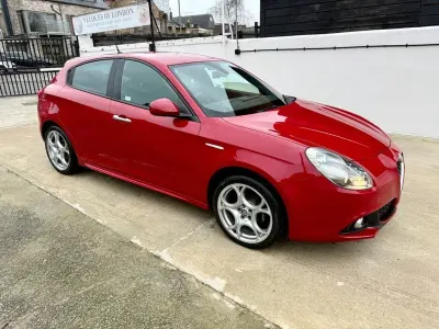 Begagnad Alfa Romeo Giulietta 120 HK (88 kW) 2018 Röd Halvkombi