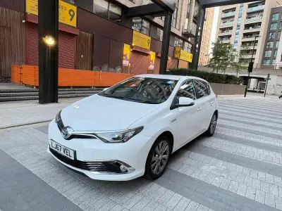Used Toyota Auris Hybrid 2017 White Hatchback
