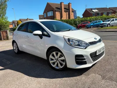 Begagnad Kia Rio 89 HK (65 kW) 2015 Vit Halvkombi
