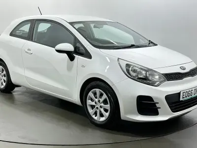 Used Kia Rio 84 HP (61 kW) 2016 White Hatchback