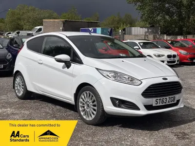 Usado Ford Fiesta Titanium 125 CV (91 kW) 2013 Blanco Utilitario