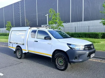 Used Toyota HiLux Active 150 HP (110 kW) 2018 White Pickup