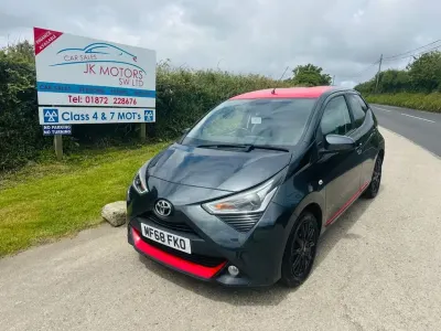 Used Toyota Aygo x-press 71 HP (52 kW) 2018 Grey Hatchback